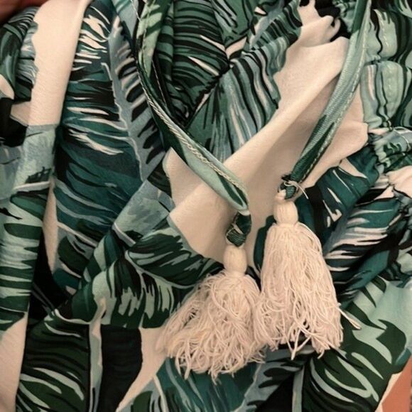 Women’s Green Palm Leaf Shorts Romper Size Small - Picture 5 of 5